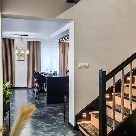 4 Bedroom Awesome In קמיאן פומורסקי